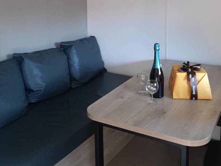 Camping pour 3 personnes, avec terrasse et piscine