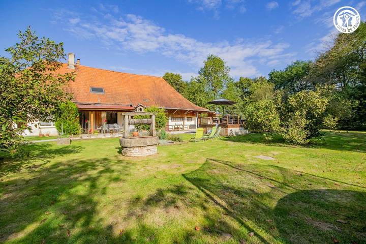 Gîte pour 8 personnes, avec Terrasse et Jacuzzi ainsi que Jardin et Piscine