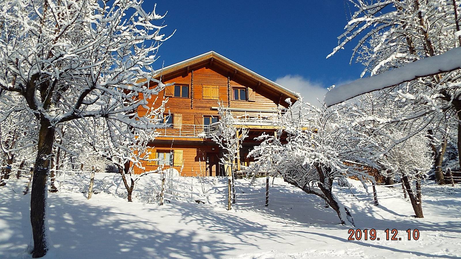 Holiday Home 'Gite Du Barnabas Relais' with Mountain View, Private Terrace and Wi-Fi in Saint-Martin-de-la-Porte, Saint-Jean-de-Maurienne region