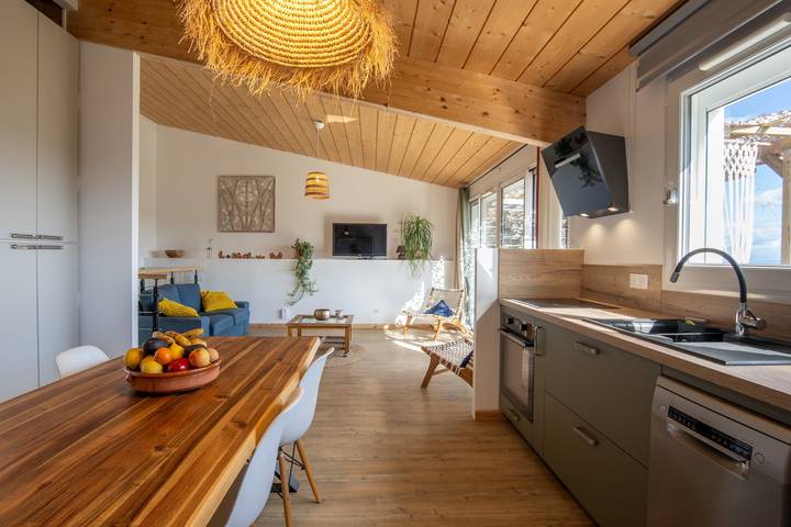Holiday Home 'La Chant Des Tongs - La Canopée' with Mountain View, Wi-Fi and Air Conditioning in Salazac, Nimes region