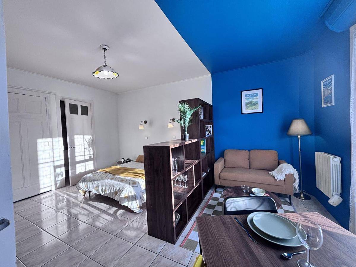 Appartement entier, Studio with Balcony in Châtel-Guyon, Parc naturel régional des Volcans d'Auvergne