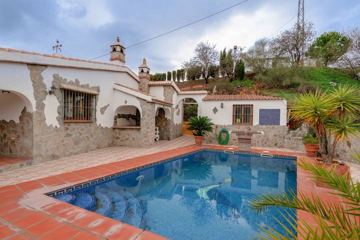 Encantadora casa Cortijo el Manzano con piscina, Wi-Fi y terraza; aparcamiento disponible, se admiten mascotas in Sayalonga, Cordillera Penibética
