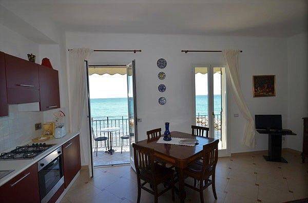 Ganze Wohnung, Moderne Altbauwohnung mit Traumbalkon direkt am Meer in Porto Maurizio, Imperia