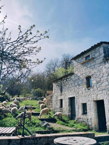 Gîte pour 4 personnes, avec vue ainsi que terrasse et jardin à Vazerac