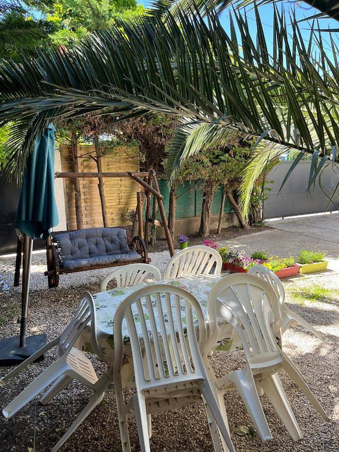 Villa la désirée, Haut de la villa très lumineux, entièrement rénovée, 3 pièces, climatisé, parking privé dans 120m2 de jardin, proche plage ! in Antibes, Côte méditerranéenne (France)
