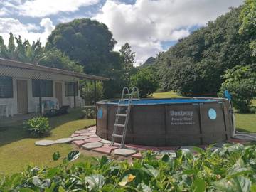 Maison d’hôte pour 3 personnes, avec bassin pour enfant et vue ainsi que jardin et piscine dans Tubuai