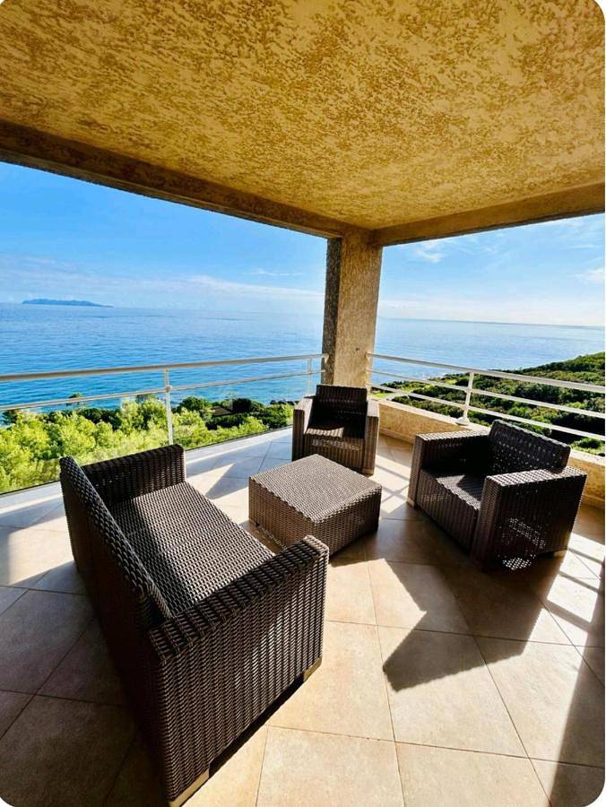 Gîte pour 4 personnes, avec terrasse et vue à Luri - 2