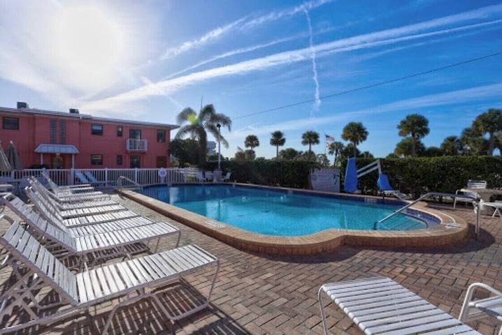 Beach rental for 6 people, with pool and terrace in St. Pete Beach