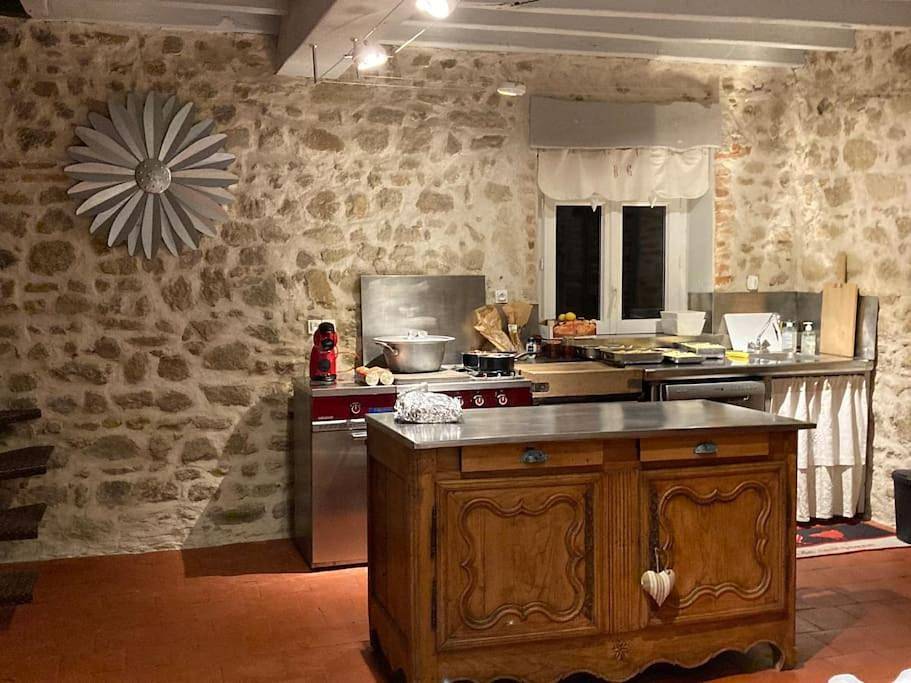 Four-Bedroom House in Saint-Priest-en-Murat, Région de Montluçon