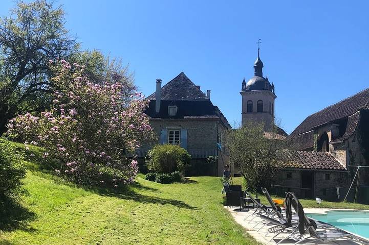 Gîte pour 16 personnes, avec piscine et jardin dans Cornac