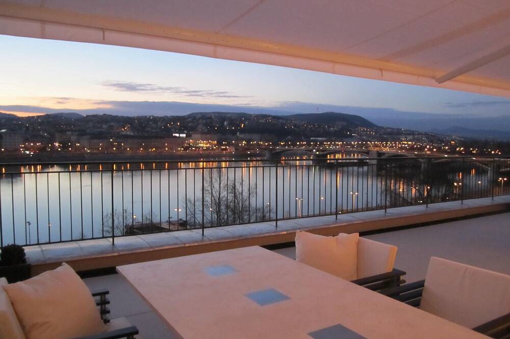 Apartamento entero, Penthouse en el centro con vista única al Danubio y las montañas de Budapest in Budapest, Közép-Magyarország