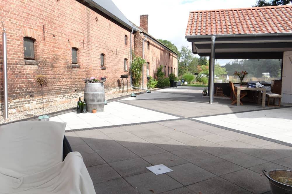 Ganze Wohnung, Ruhige, großzüge und  lichtdurchflutete Ferienwohnung/Loft\nmit großem Hofgarten in Buchholz, Müritz