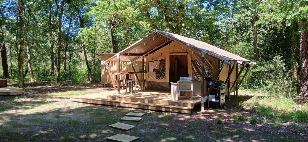 Tente pour 4 personnes, avec jardin ainsi que jacuzzi et terrasse dans les Landes