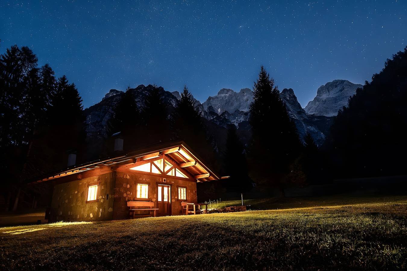 Chalet 'Valon - Alpine Hideaway' con vista sulle montagne e giardino privato in Comano Terme, Dolomiti di Brenta