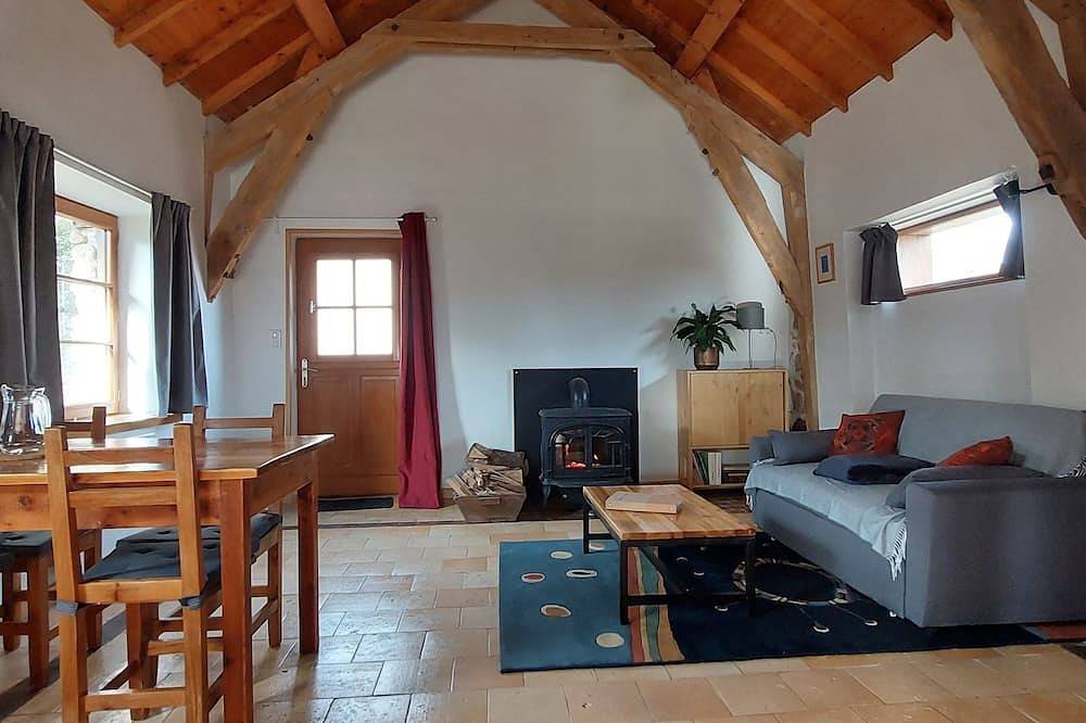 Looking for peace and nature? Come and recharge your batteries in Jeanne's Cabane in Saint-Priest-des-Champs, Puy-de-Dôme