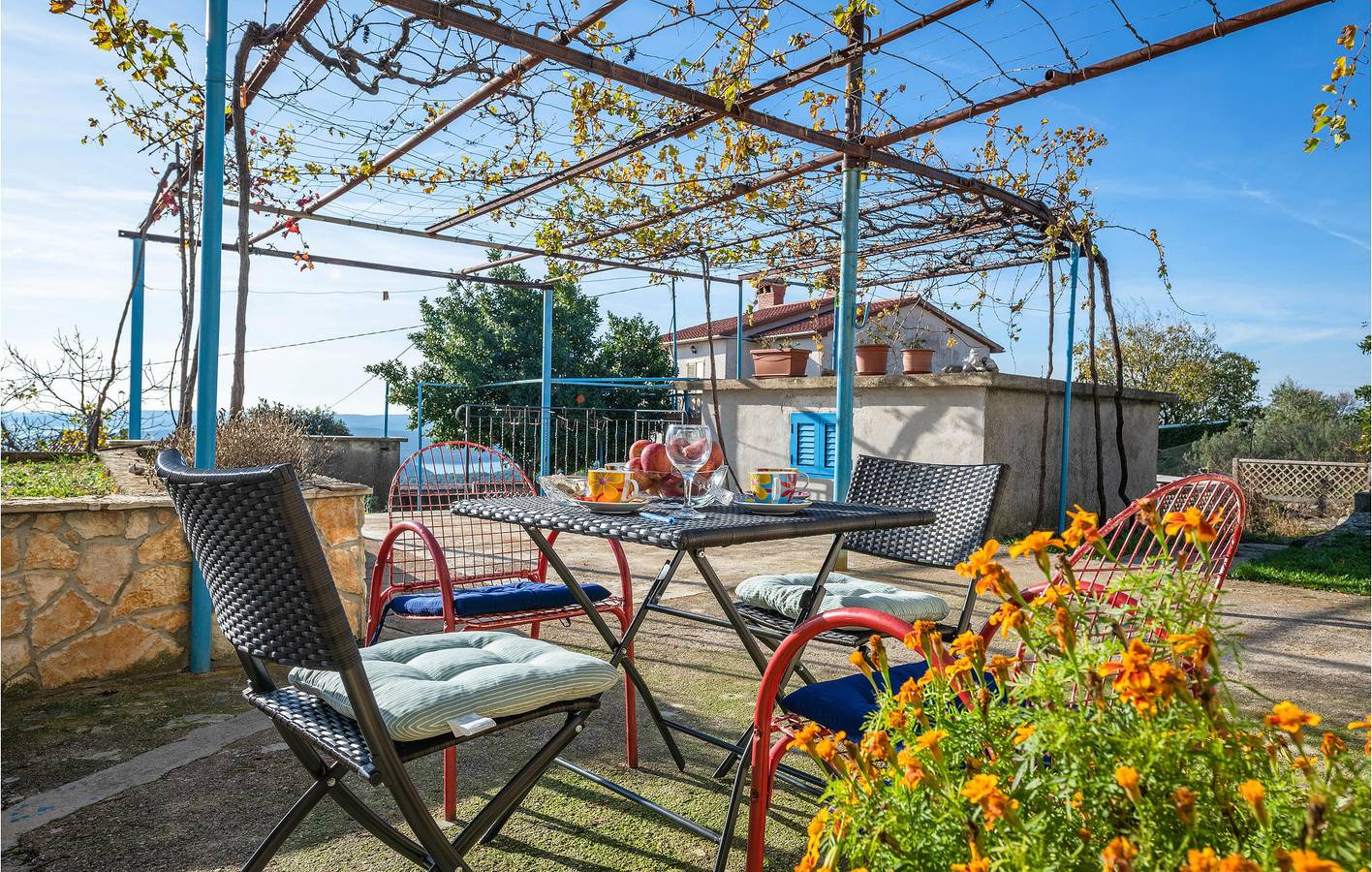 Reizende Ferienwohnung am Meer mit Terrasse und Annehmlichkeiten, 2 km vom Strand entfernt in Raša, Ostküste Istrien
