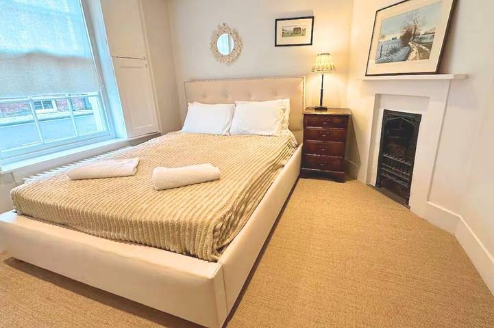 Modern, Spacious Town House Located in Central Chichester and Sleeping 10 - Dogs very welcome! in Chichester, West Sussex