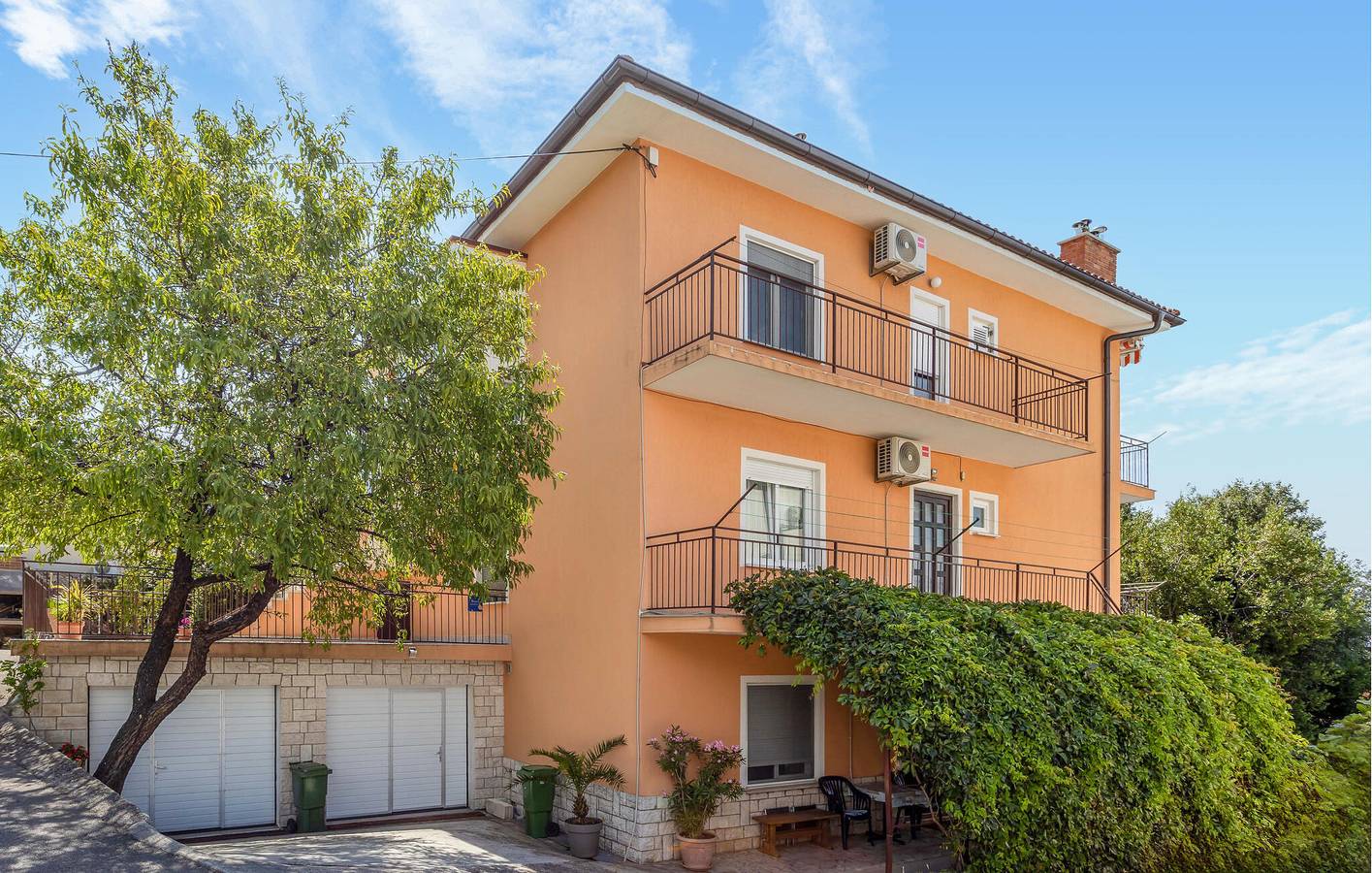 Ganze Ferienwohnung, Apartment mit Meerblick, Terrasse, WLAN und Parkplatz in Strandnähe in Novi Vinodolski, Primorje-Gorski Kotar