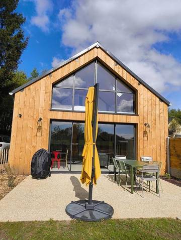 Gîte pour 6 personnes, avec bassin pour enfant et jardin ainsi que terrasse et piscine à Biville-la-Baignarde