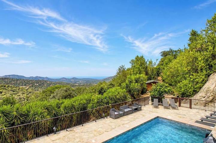 Location de vacances pour 3 personnes, avec Terrasse ainsi que Jardin et Piscine à Costa