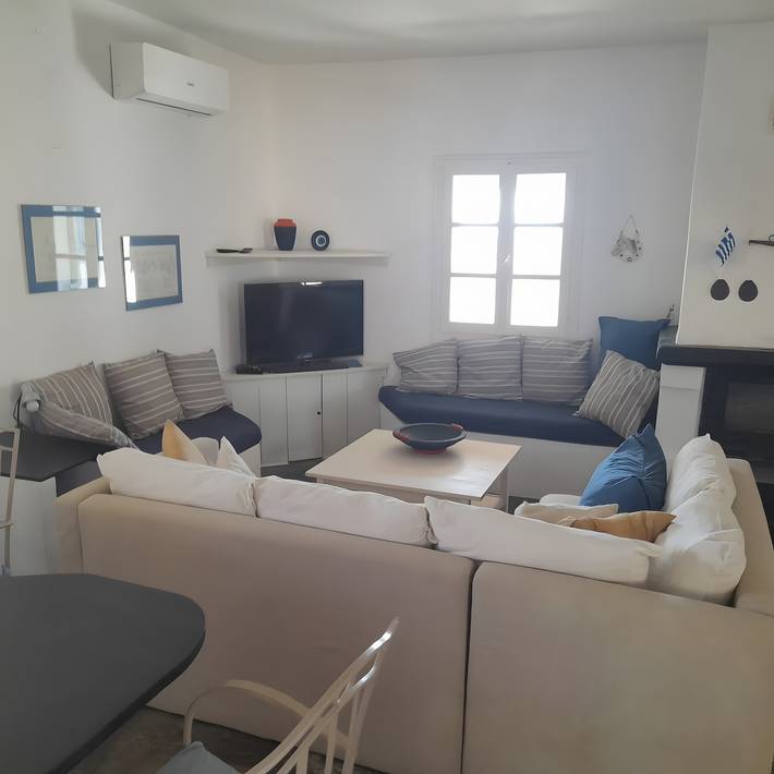 Casa vacacional 'The Pepper Tree Villa Swimming' con vistas al mar, Wi-Fi y aire acondicionado in Paros