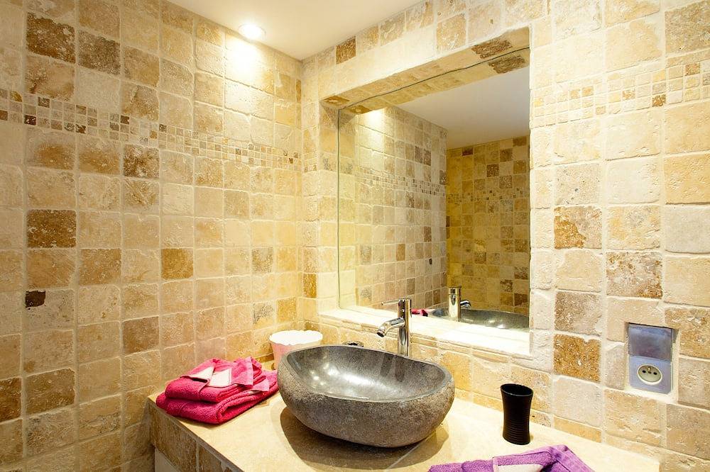 Bastide en Salernes en un área de 4 ha con piscina climatizada y tenis. in Salernes, Region de Draguignan
