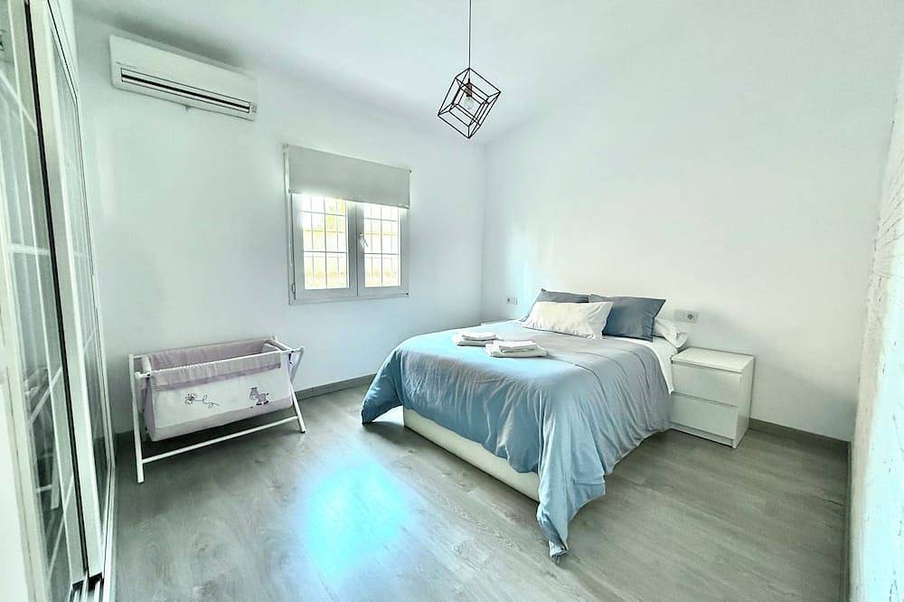 Villa for families or friends with shared pool and only 800m from the beach! in Agua Dulce, Roquetas de Mar