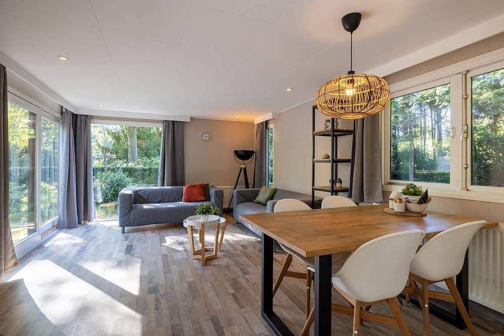 Gezellig Tiny Lodge (48 m²) voor 2-3 personen met tuin en terras. Ontspannen in de woonkamer met een film, spelletjes of een goed boek op de bank. Perfect voor een knusse vakantie! in Harderwijk, Veluwe