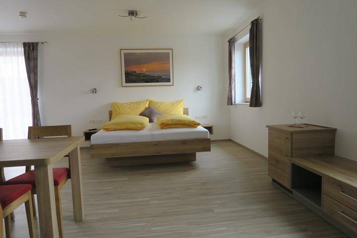 Weinbau - Camping - Gästezimmer Ettenauer - Doppelzimmer in Rohrendorf bei Krems, Bezirk Krems an der Donau-Land