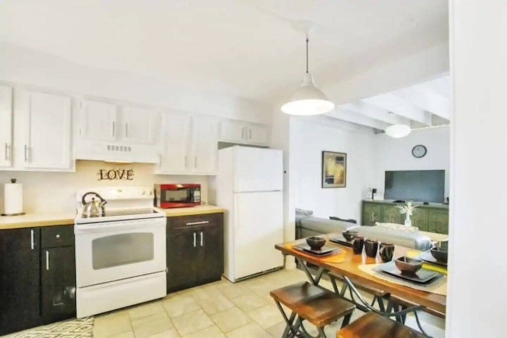 Luxe Lakefront Getaway in Heart of City! (Cdc Safe) in Grandview, Missouri