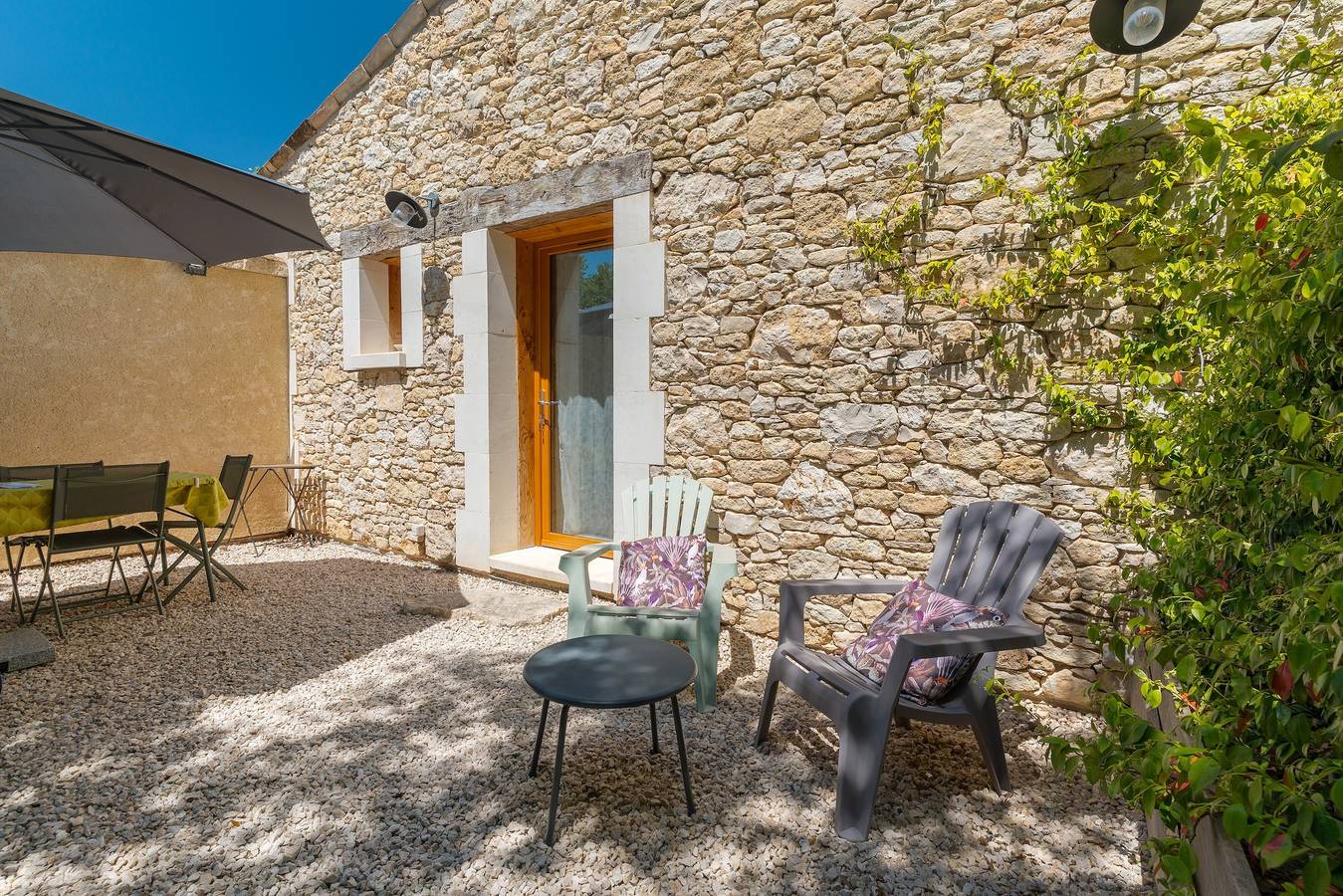 Appartement entier, Appartement "Le Petit Écureuil" avec piscine partagée, terrasse privée et Wi-Fi in Saint-Saturnin-lès-Apt, Parc naturel régional du Luberon