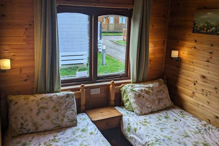 Lodge für 4 Personen, mit Garten und Whirlpool sowie Pool in England - 2