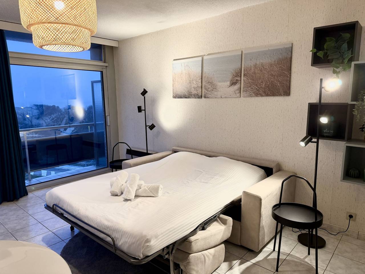 Entire apartment, Studio 806 with balcony in Bredene, Belgian Coast