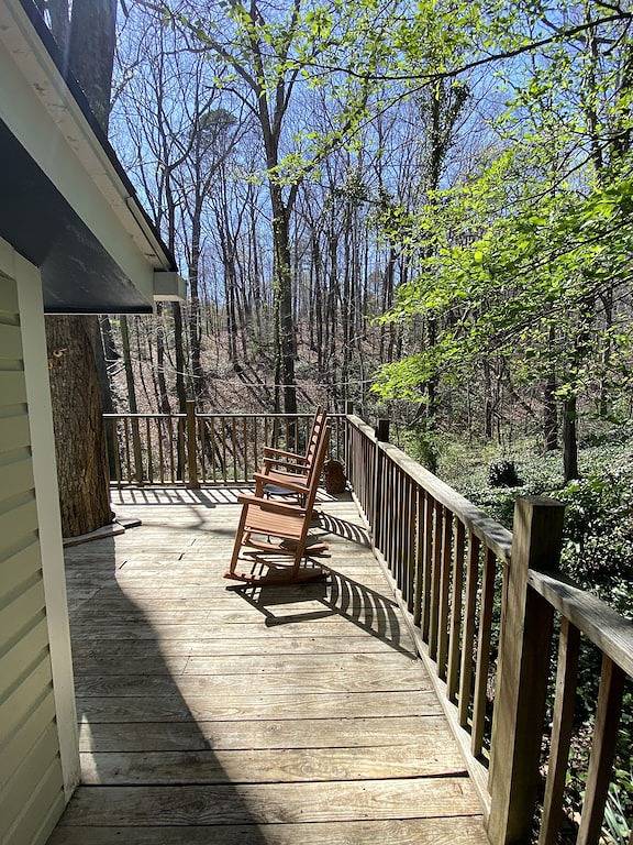 Cozy historic cottage in the woods. 10 minute walk to town in Tryon, Polk County NC