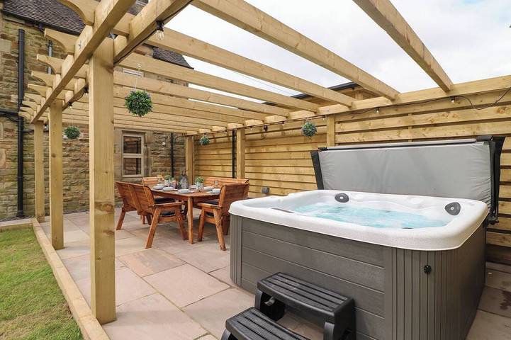 Cottage for 8 people, with hot tub and garden in Alstonefield
