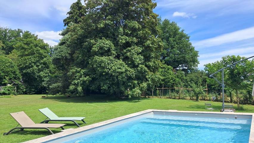 Chambre d’hôte pour 2 personnes, avec Balcon et Terrasse ainsi que Jardin et Piscine à Condat-sur-Ganaveix