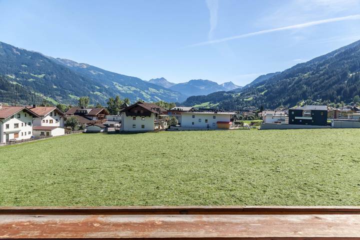 Ganze Wohnung, Ferienwohnung 'Oberangerhof' mit Bergblick, Garten und Wlan in Tuxer Alpen, Kaltenbach