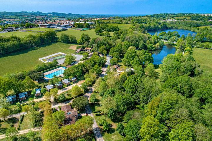 Camping pour 4 personnes, avec piscine et terrasse