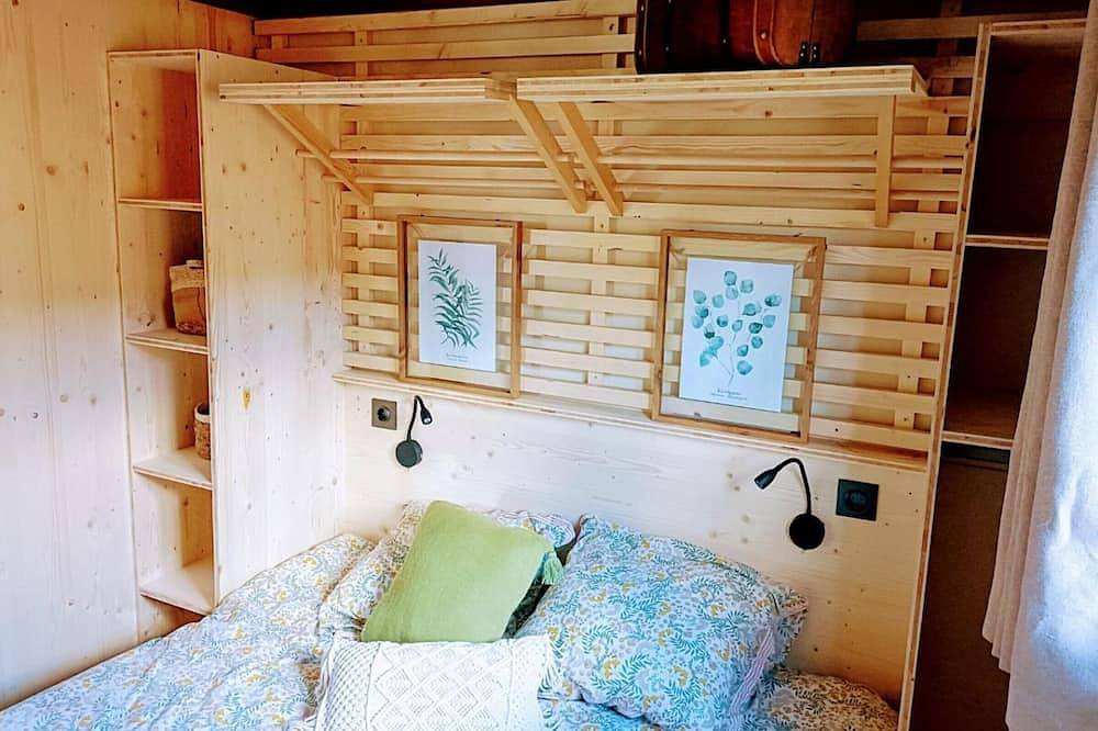 Cabane bucolique avec wifi, animaux admis, parking in Bioussac, Charente