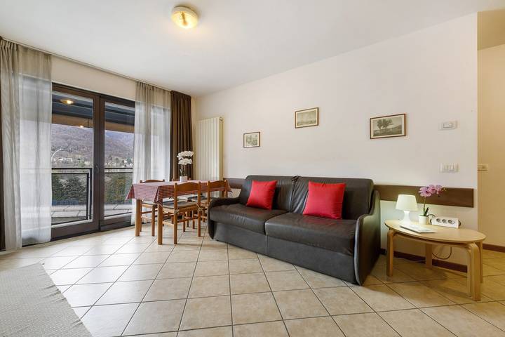Entire studio, Studio 'Como's Lake Mountains Beb' with Mountain View, Private Terrace & Wi-Fi in Cremeno, Comune di Cremeno