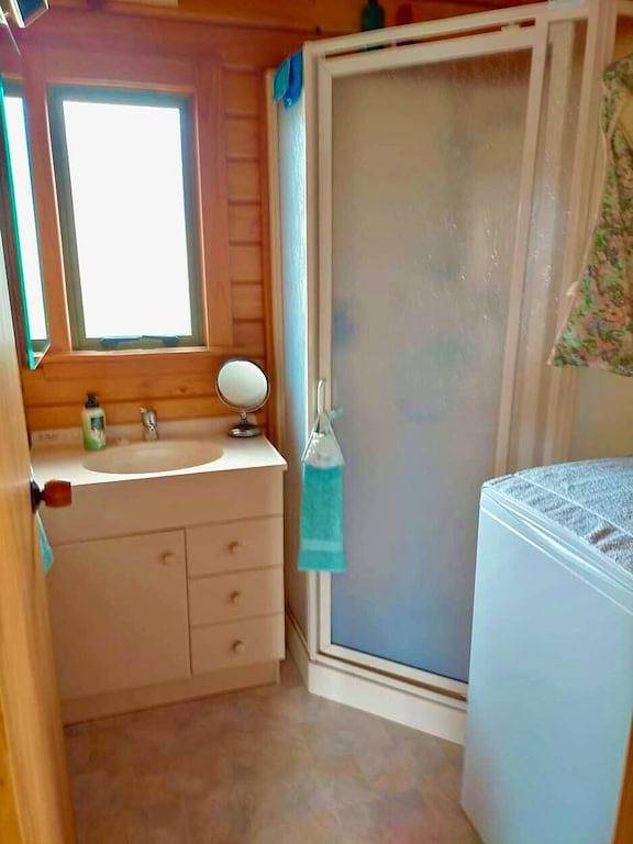 Die Bland Bay liegt direkt am Strand und bietet einen atemberaubenden Meerblick von der Sonnenterrasse in Whangarei District