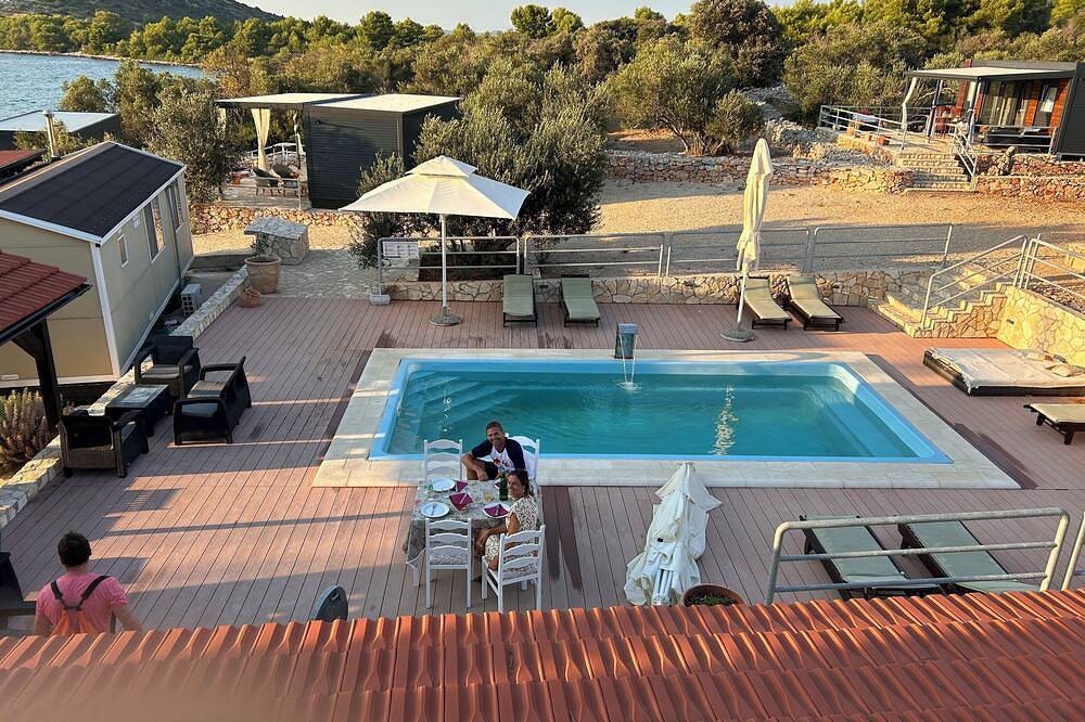 Appartamento intero, Beach House Sofia - Resort & Tavern Bain, Free Transport, Pool, Island of Žut in Kornati, Isole della Dalmazia
