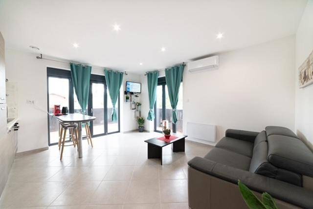 Gîte pour 5 personnes, avec balcon à Meyzieu - 2