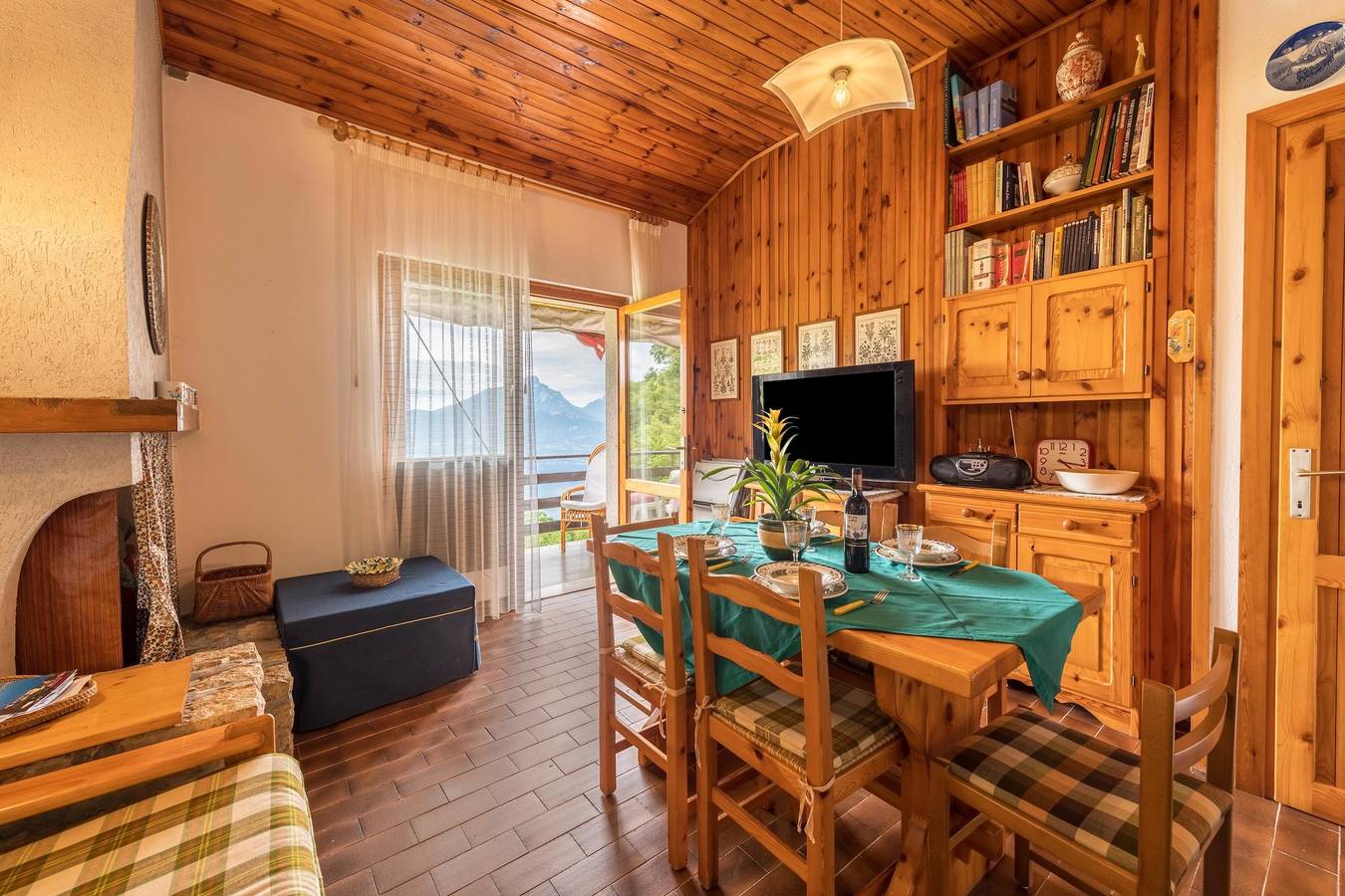 Appartamento intero, Accogliente appartamento con balcone, vista lago e Wi-Fi; parcheggio e animali ammessi in San Zeno di Montagna, Prealpi Gardesane