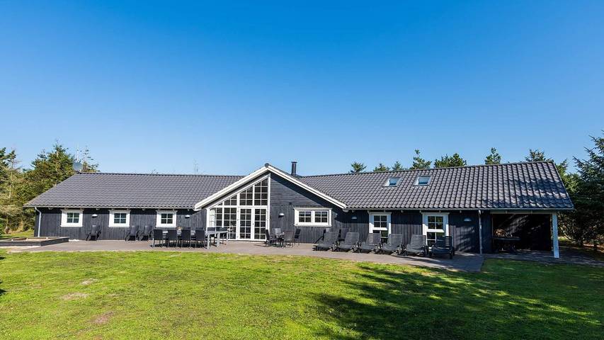 Ferienhaus für 14 Personen, mit Pool und Whirlpool in Blavand