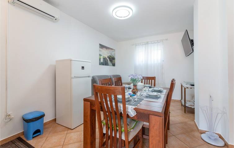 Ganze Ferienwohnung, Gemütliche Ferienwohnung mit Terrasse, Klimaanlage und Parkplatz in der Nähe der Küste von Donji Karin in Donji Karin, Zadar