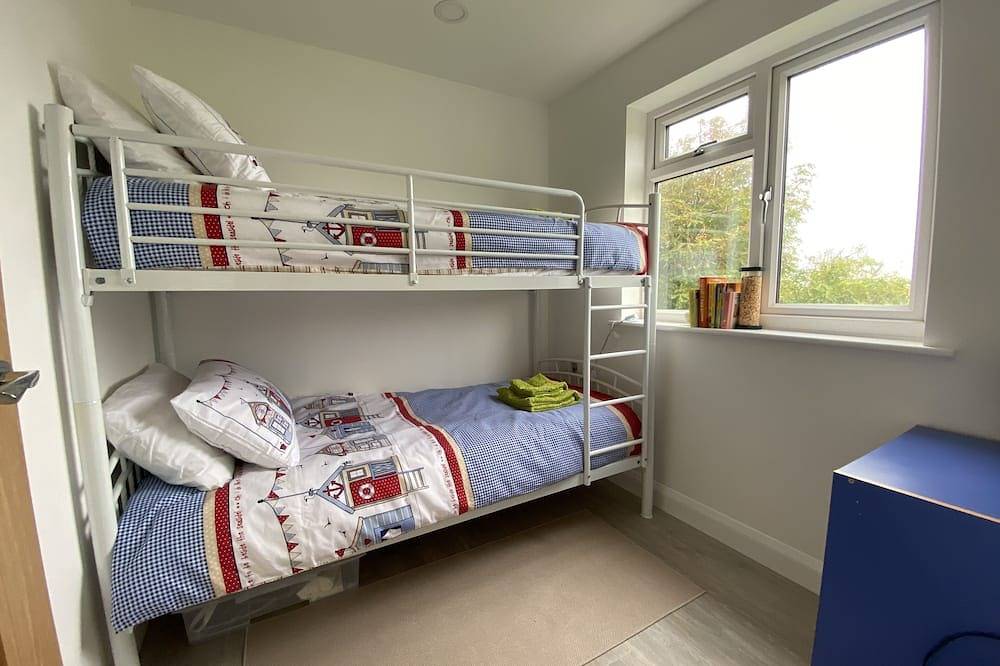 Cosy cabin, sleeps 6 close to coast path, pubs and beaches in Mortehoe, Devon