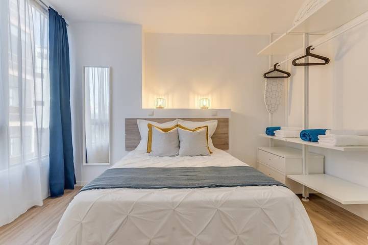 Appartement entier, Newly Renovated Beach Apartment Just Steps to Sand with Dedicated Workspace Area in La Isleta, Las Palmas de Gran Canaria