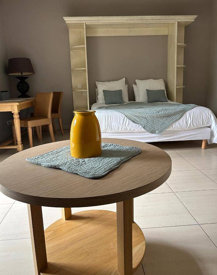 Appart’hôtel pour 4 personnes, avec jardin et sauna ainsi que piscine et vue, animaux acceptés