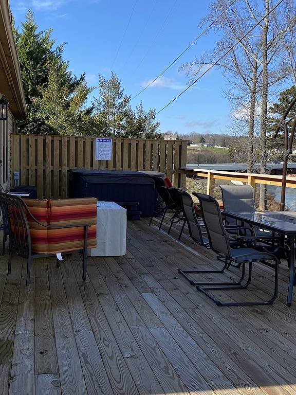 Vacation rental for 8 people, with terrace and hot tub in Douglas Lake